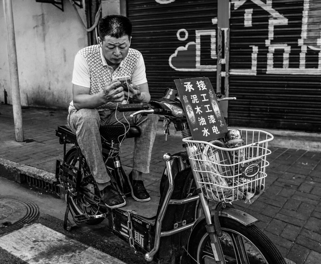每天都在这里趴活的农民工,人数有两、三个到十几个。