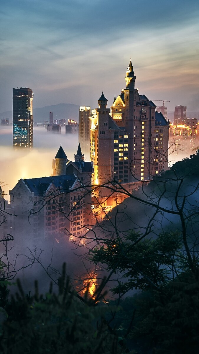 城堡是大连标志性建筑,七星级酒店.坐落着大连星海湾广场!