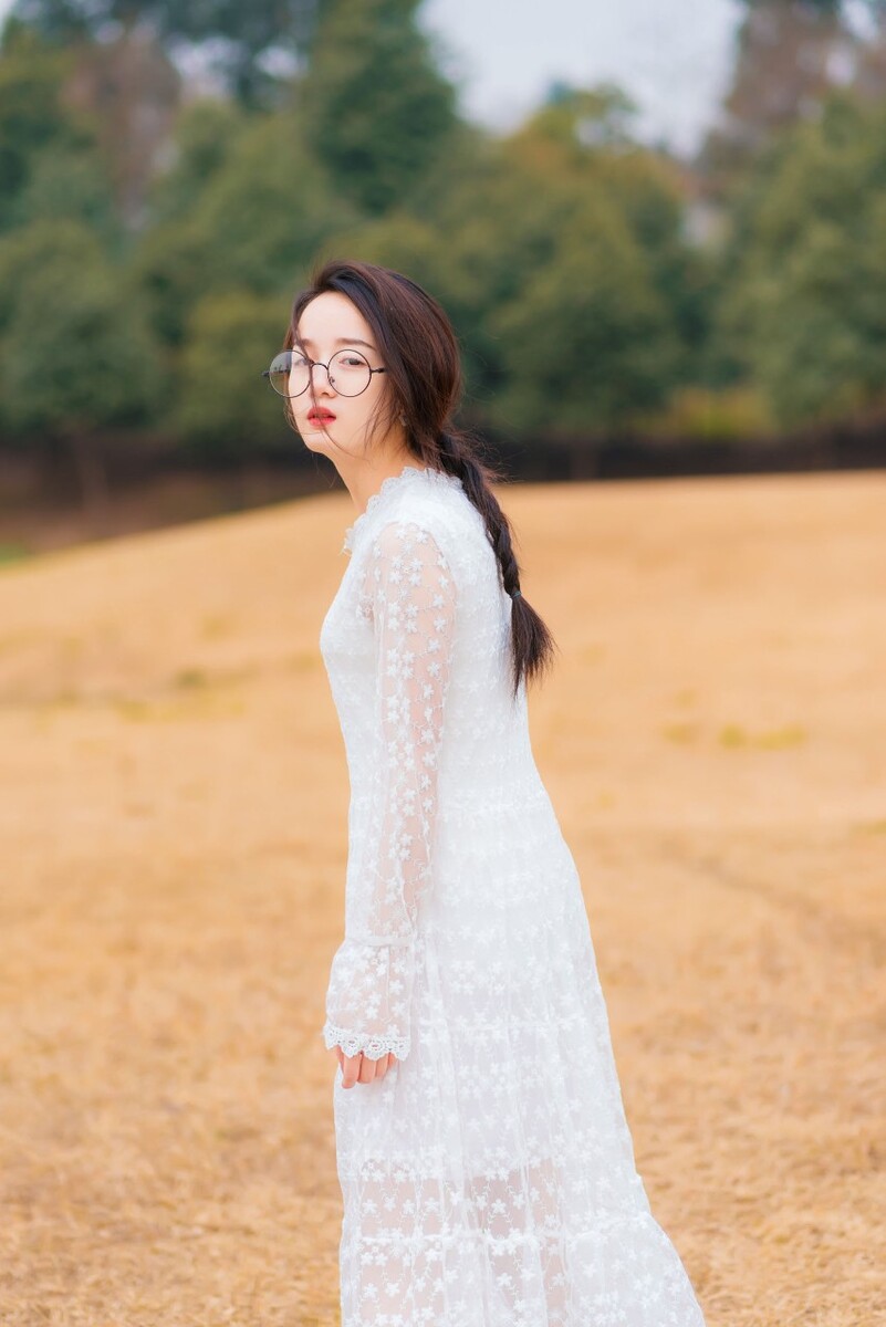 白衣姑娘