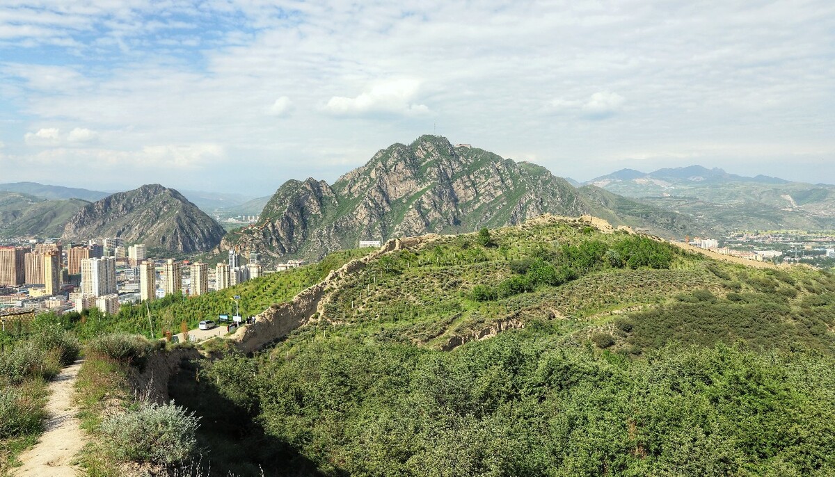 六月的明长城大通段青海省大通县