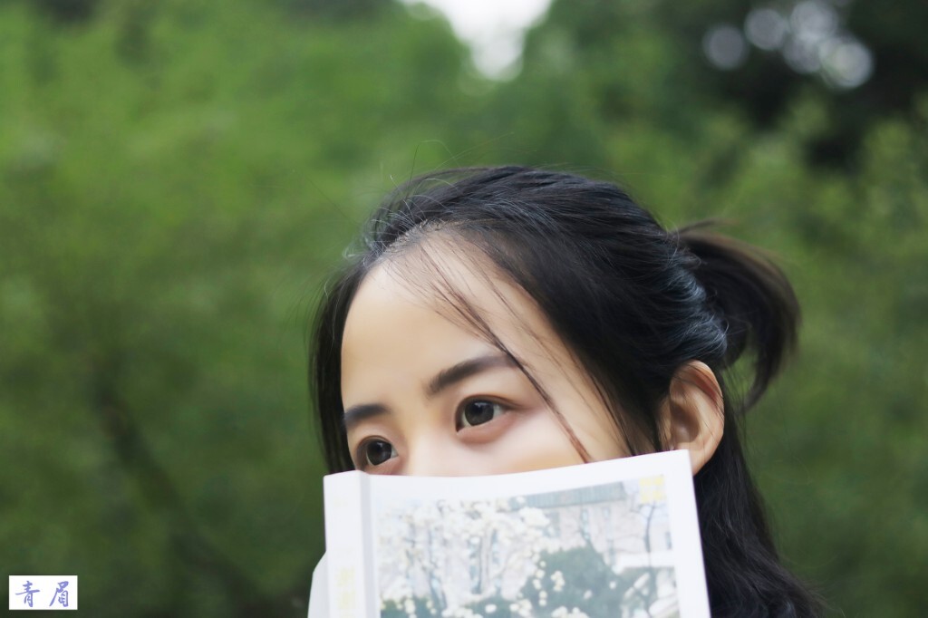 #图片女生总是诗#遇见的那天没有男生没有风抱阳光情怀少女图片