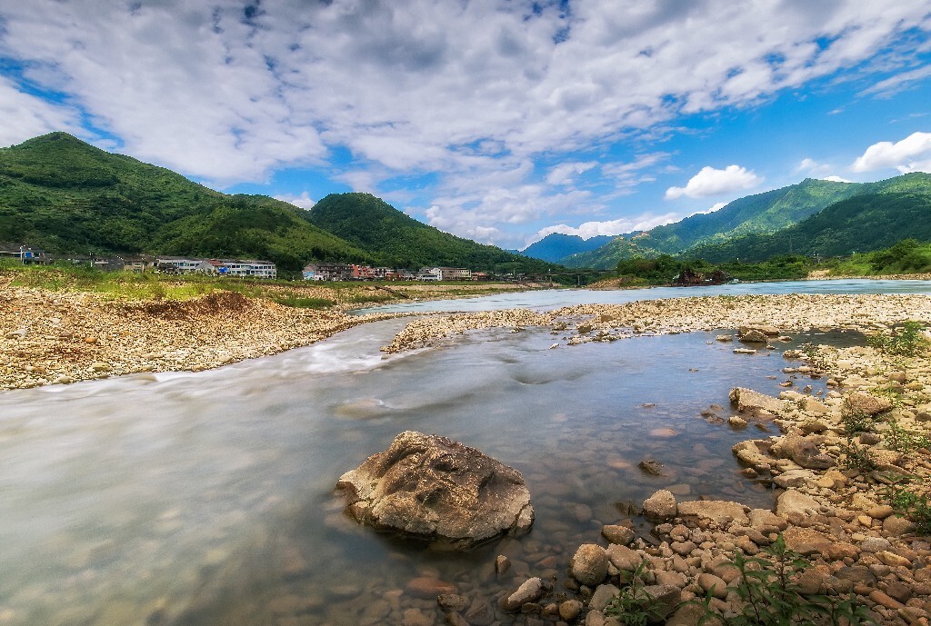 寨寮溪风景名胜区,位于浙江省瑞安境西部飞云江中游流域,是一个依山伴