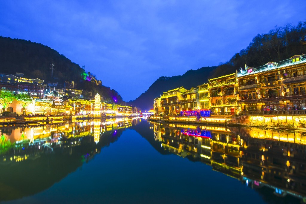 正值大年初三,湖南凤凰古城迎来了春节假期的首个旅游高峰,数万游客