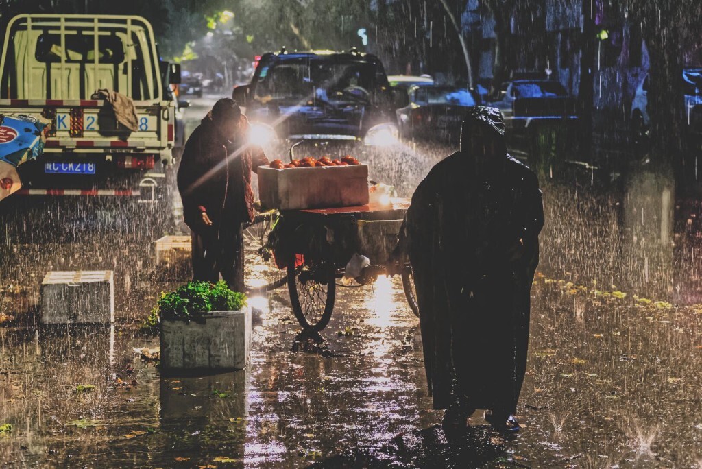 小菜饭突遇夜间暴雨,狼狈不堪收工.