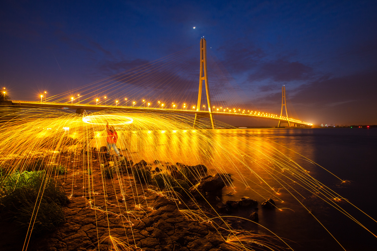 2015年3月23日,南京长江三桥钢丝棉光绘摄影.