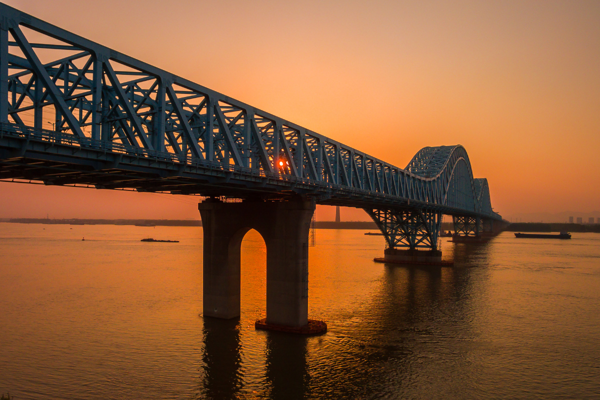 南京大胜关长江大桥位于南京长江大桥上游20公里处,下游南京长江三桥