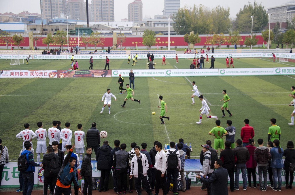 20年11月21日,山东莱阳九中操场,五人制中学足球联赛比赛现场.