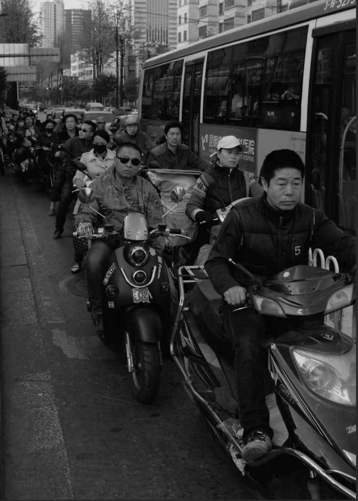 城市里的人每天生活在奔波与快节奏之中,他们的样子就是我们在生活中