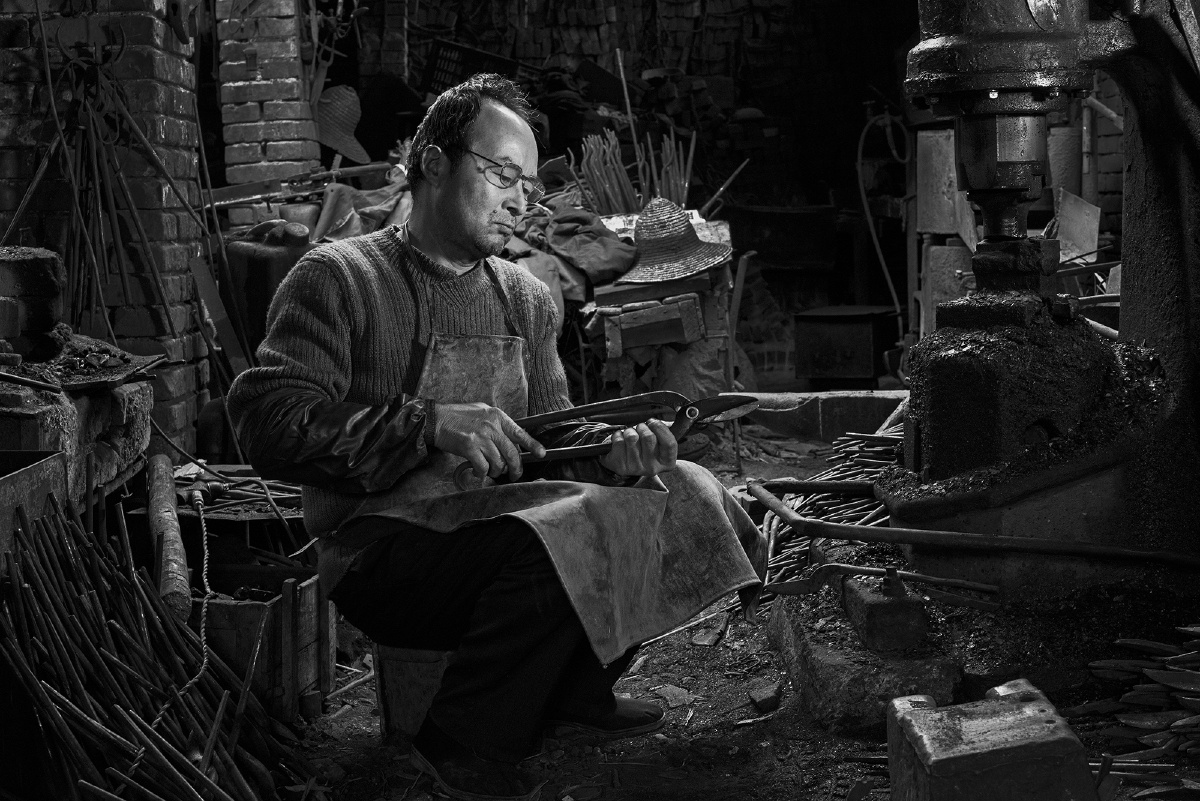 打铁匠人