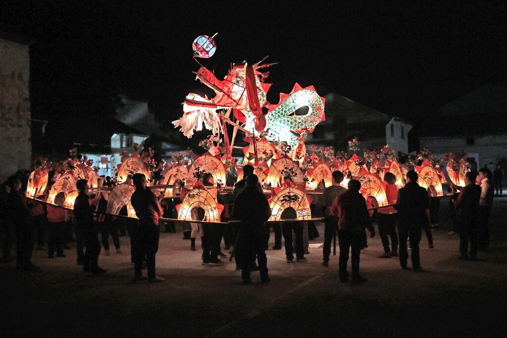 金华浦江板凳龙起源于唐代,明清达到鼎盛,2006年被列入国家级非物质