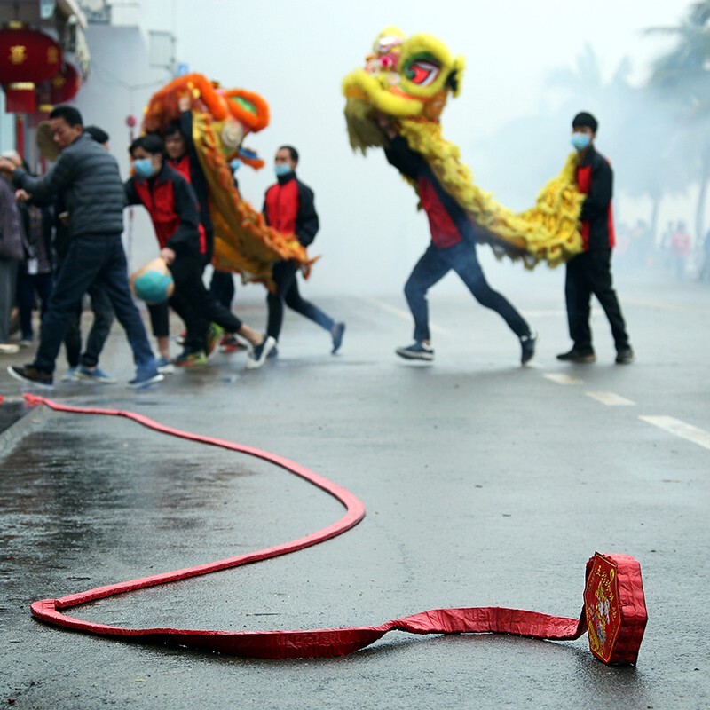 粤西雷州地区的年例,狮子队会挨家挨户的去拜年祝福,各家各户都会在