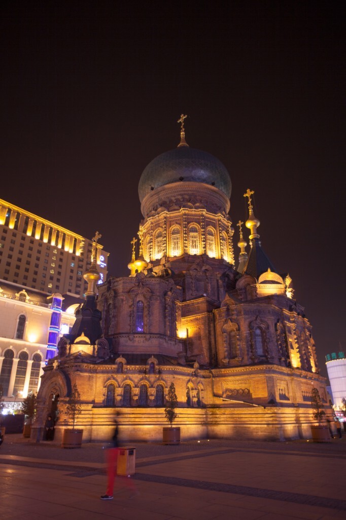 2000年,哈尔滨市人民政府组织扩建了哈尔滨市建筑艺术广场,中心休闲