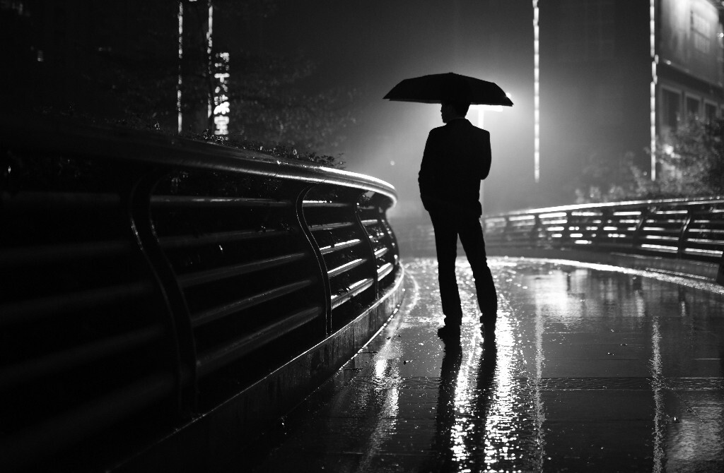 雨夜,一个男人在等待着某个人,而我在等待这某个瞬间.