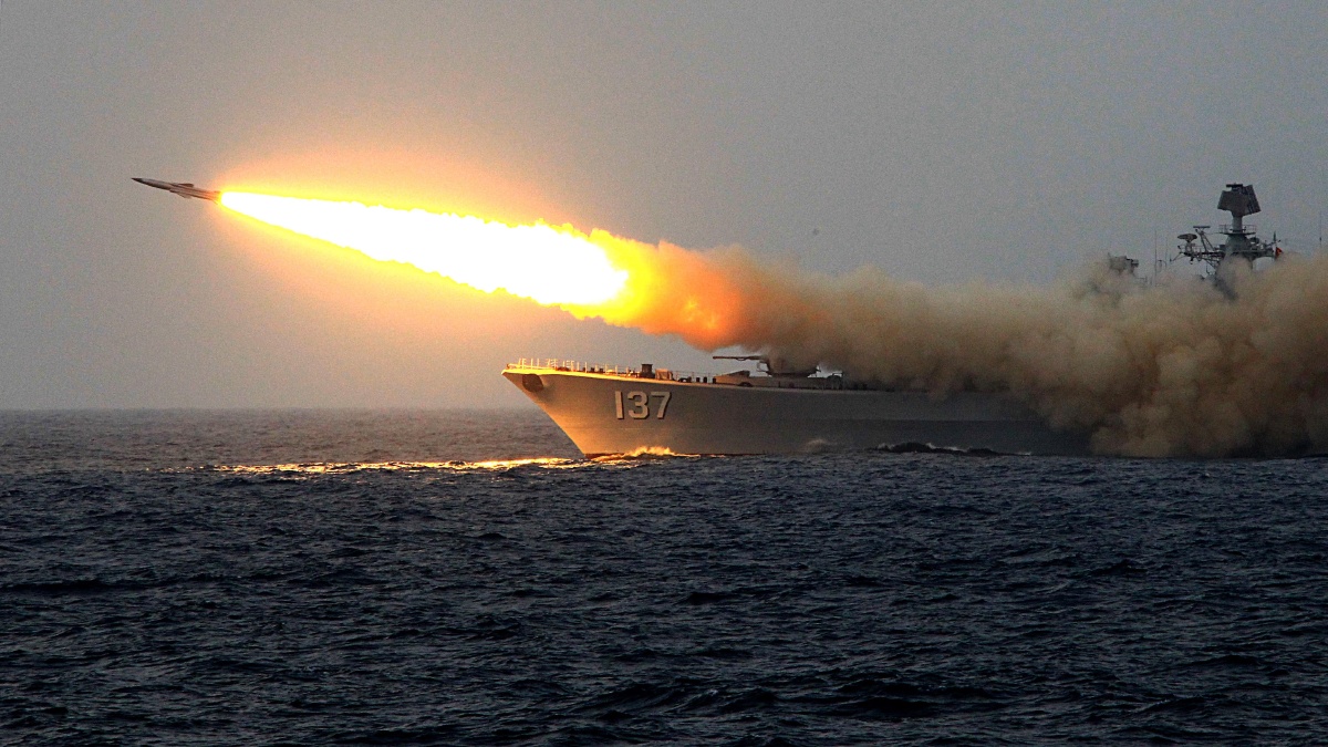 实射各型雷弹近百枚,发射各类炮弹,干扰弹等数百发