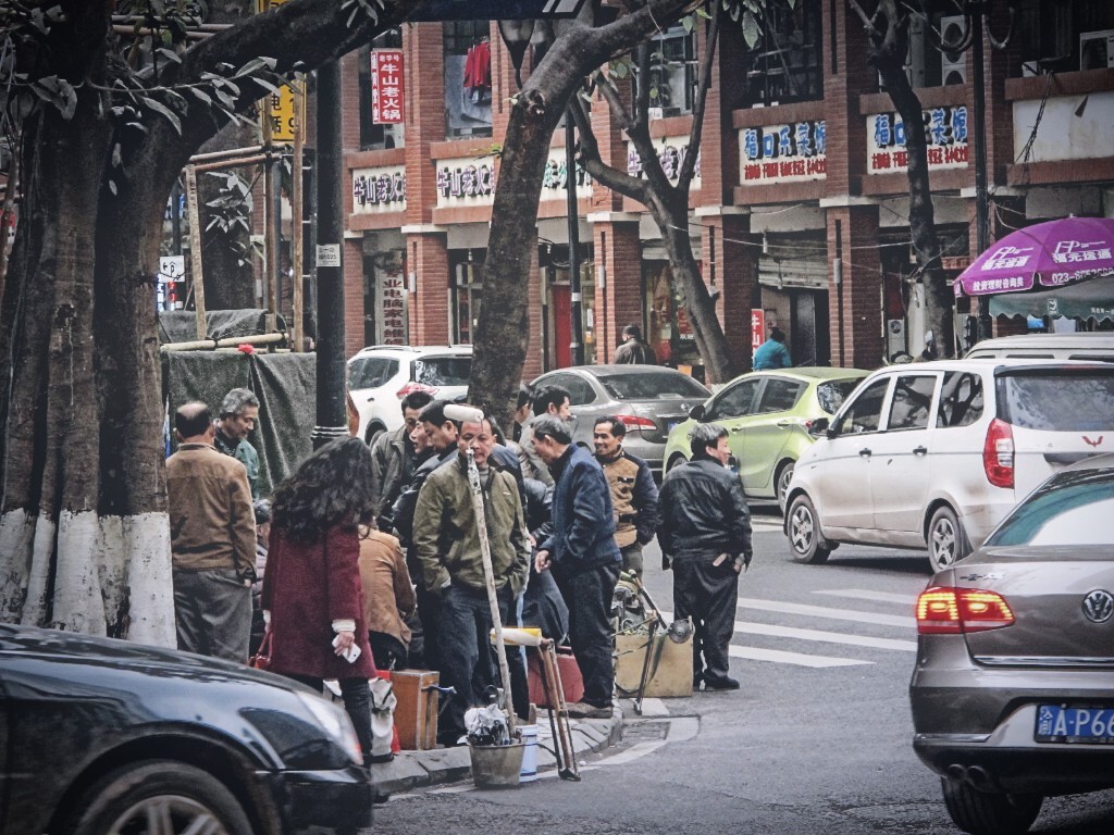 重庆街头.最繁华的地段也有生活的气息.