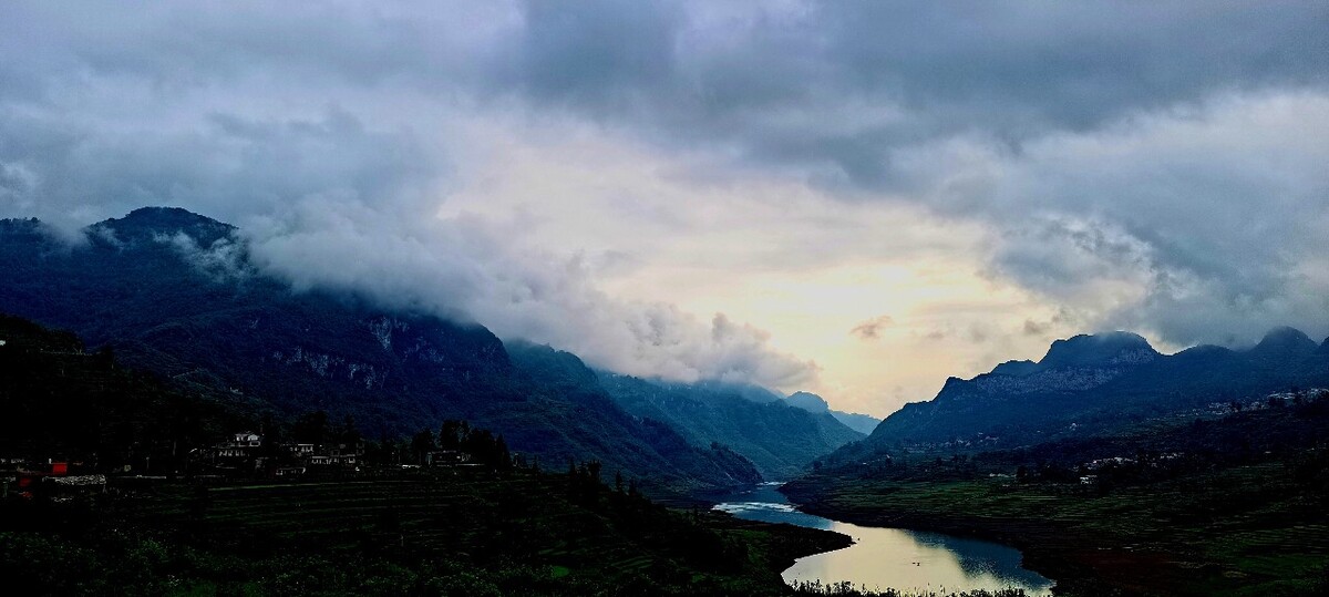 大河弯弯向东流