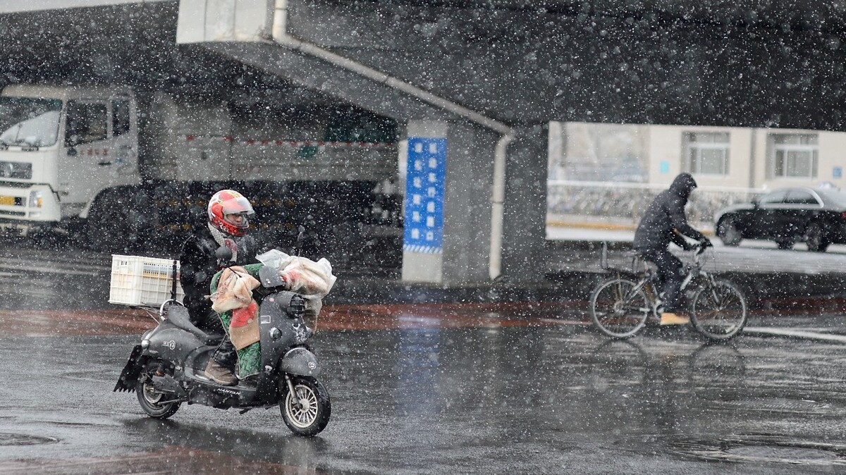 风雪赶路人