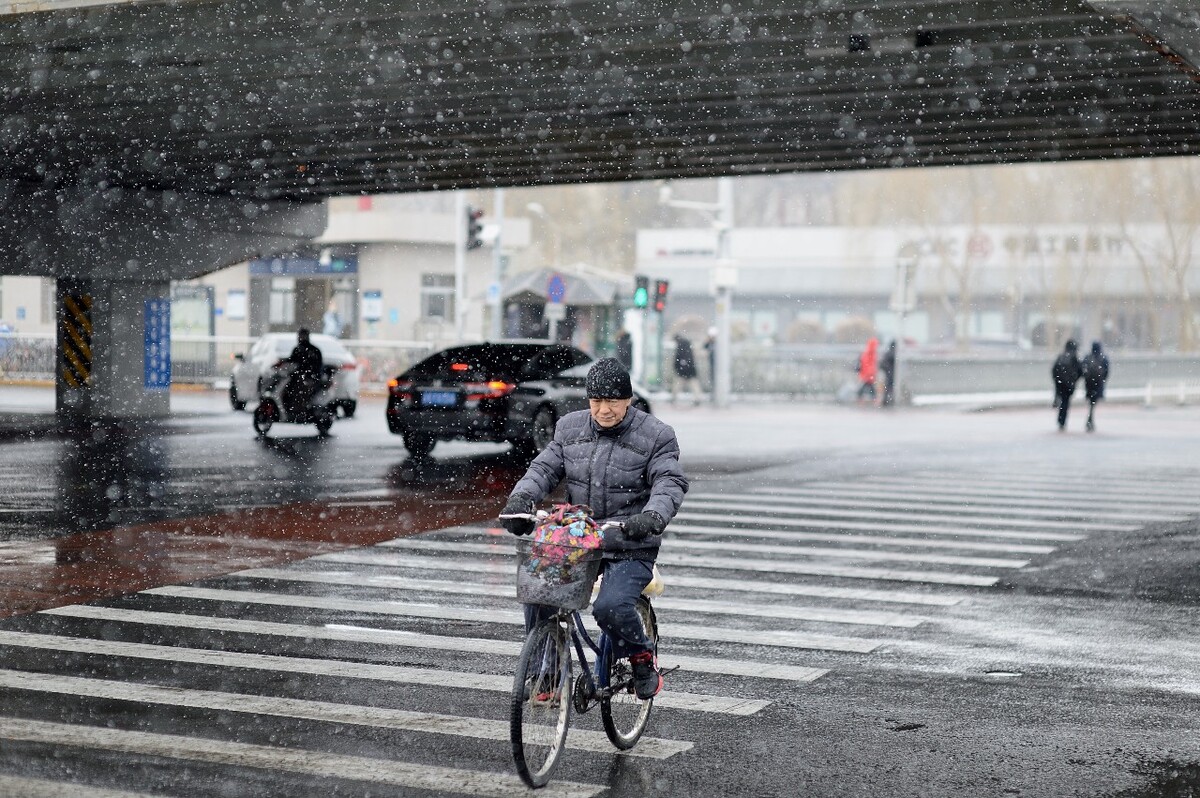 风雪赶路人
