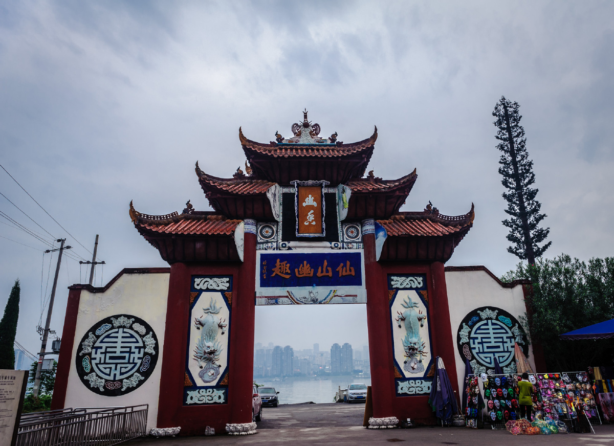 下雨天不会影响的,比较好的景点有丰都鬼城,小三峡,神农溪,三峡大坝