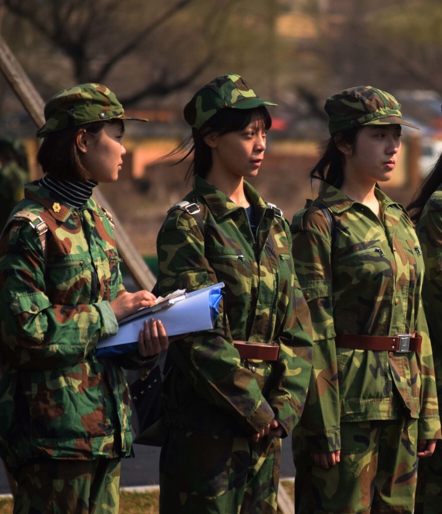 一组大学女生的军训的照片