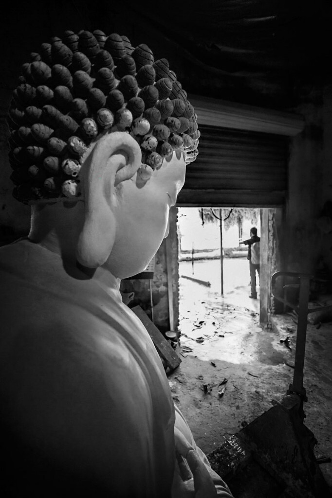 苏州冲山村有百十来户人家,祖祖辈辈以雕刻佛像为业.