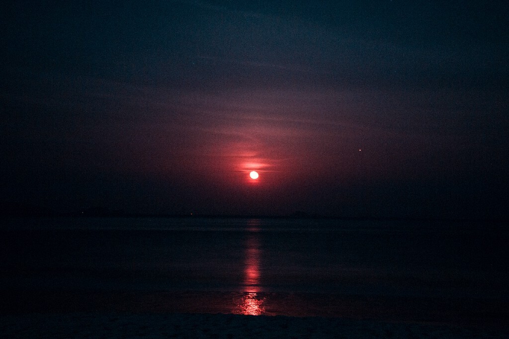 在海边拍星星,意外碰到从海平面升上来的月亮.通红通红的,好美.