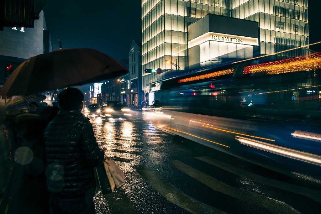 正赶上,冰冷的雨夜,繁华的城市,耀眼的霓虹灯与匆忙的行人.