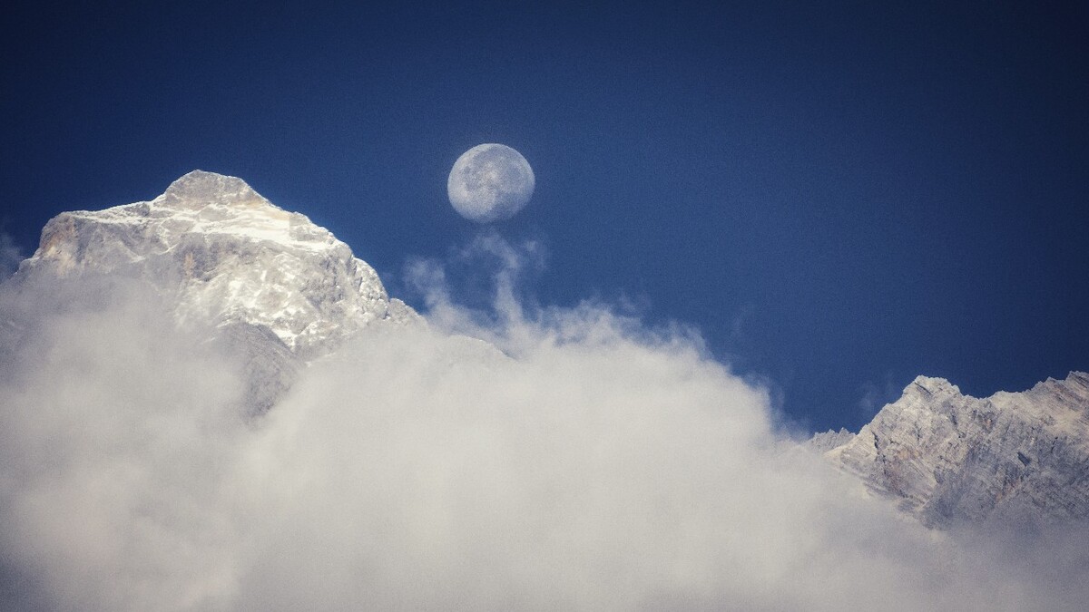 玉龙雪山与月亮拍摄于早晨单张