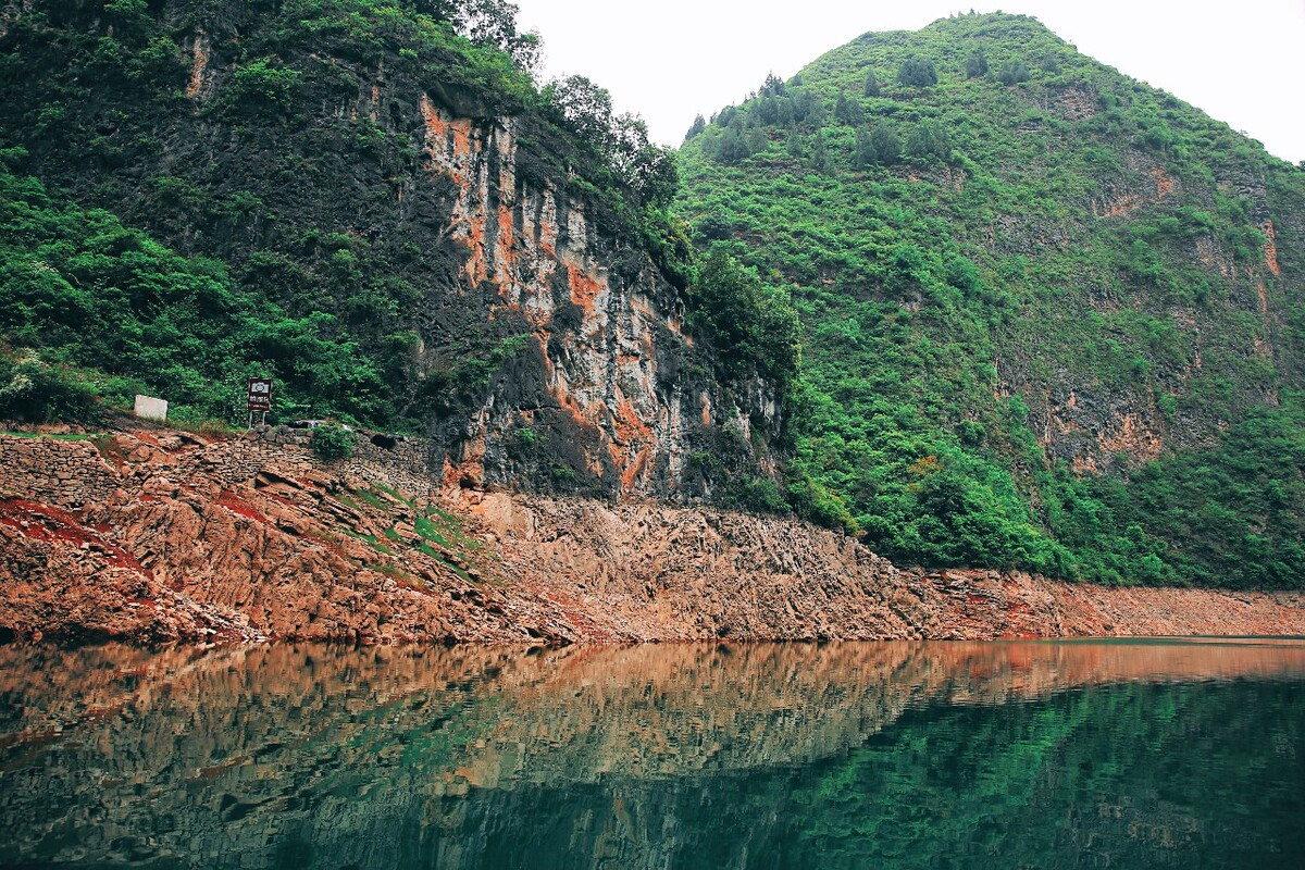 重庆巫山县坐长江三峡游轮看巫山小三峡长江大桥巫山悬棺