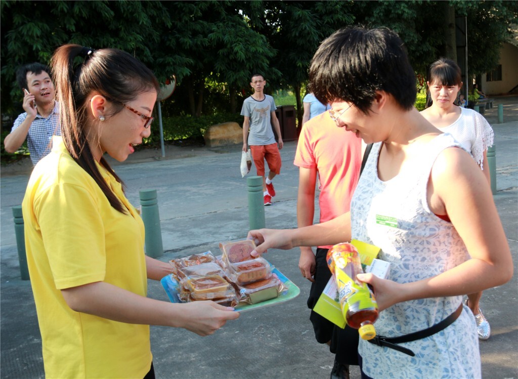 中秋美味:东莞观音山送温暖,佳节月饼免费送!石路美食街苏香阁苏州图片