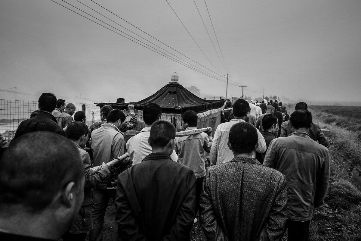 "在村民眼里,一定要用八抬大轿送老人出村,抬轿的人越多,礼仪越隆重