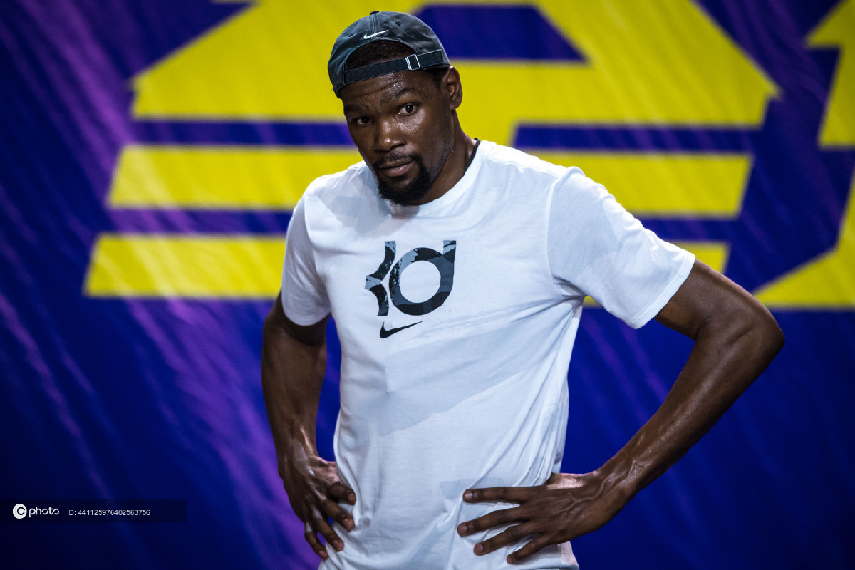 杜兰特中国行广州站突投扣跳现场演示教科书级别进攻技巧彰显死神本色