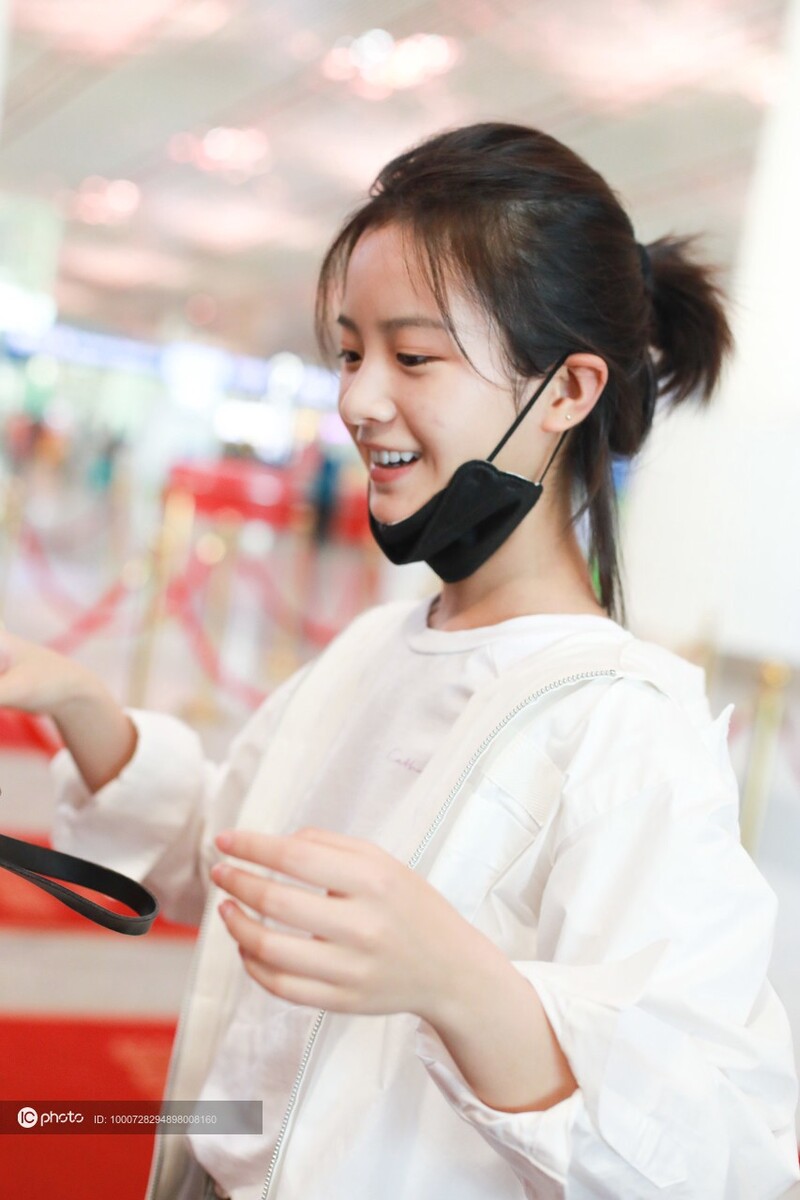 街拍李庚希白色t恤阔腿牛仔裤大包包青春洋溢