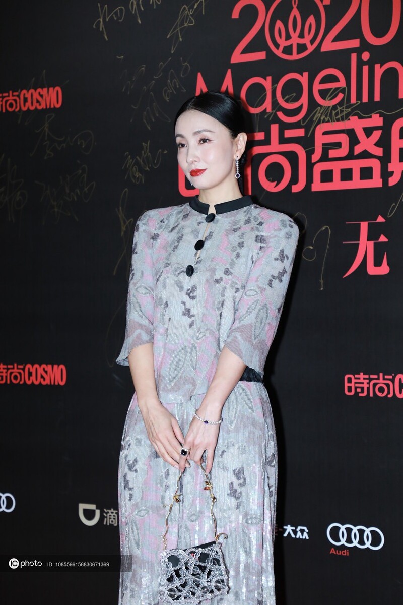 cosmo时尚盛典陶虹灰色礼服超知性