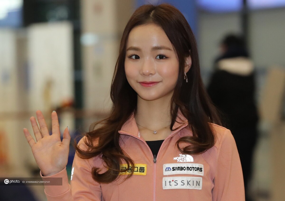 韩国花滑美女小将林恩秀回国 微笑招手笑容甜美