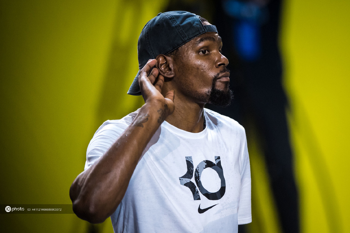 杜兰特中国行广州站突投扣跳现场演示教科书级别进攻技巧彰显死神本色