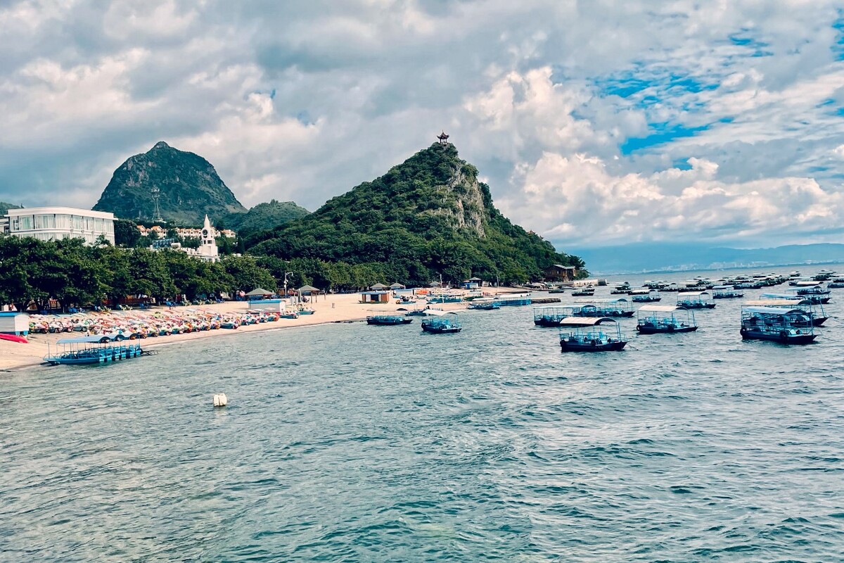 禄充抚仙湖畔笔架山