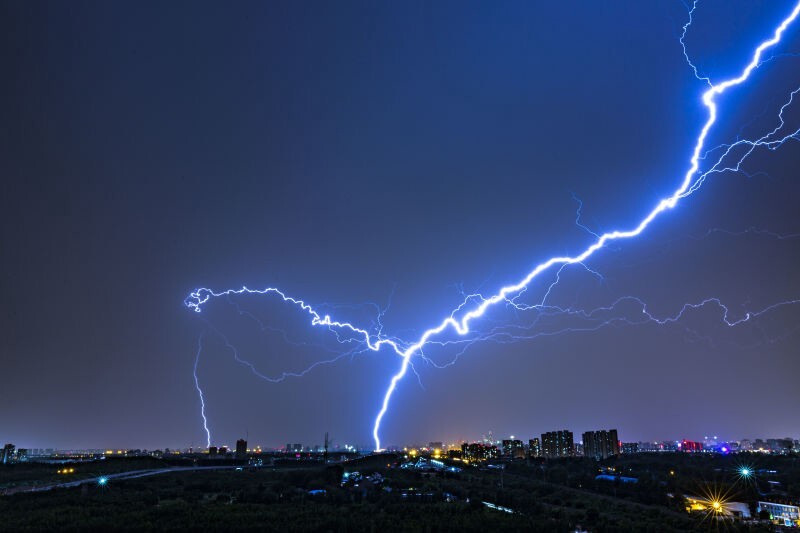 北京秋雨后的闪电                  