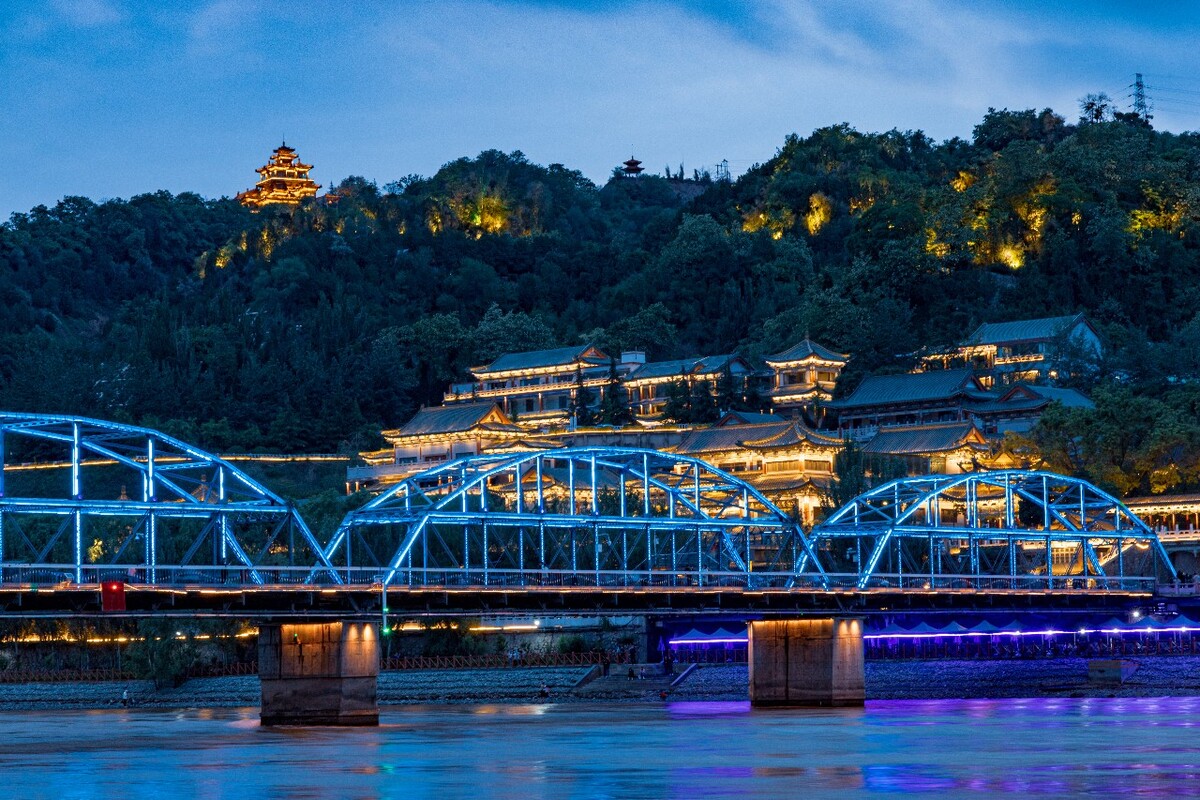 铁桥夜色摄于兰州中山桥黄河岸