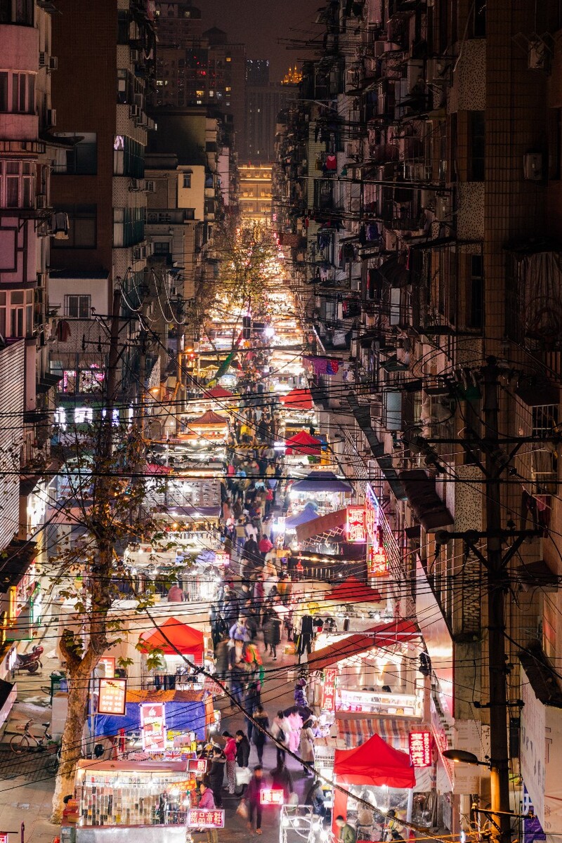 武汉的街头有老爷爷的热干面,也有人流不息的保成路夜市