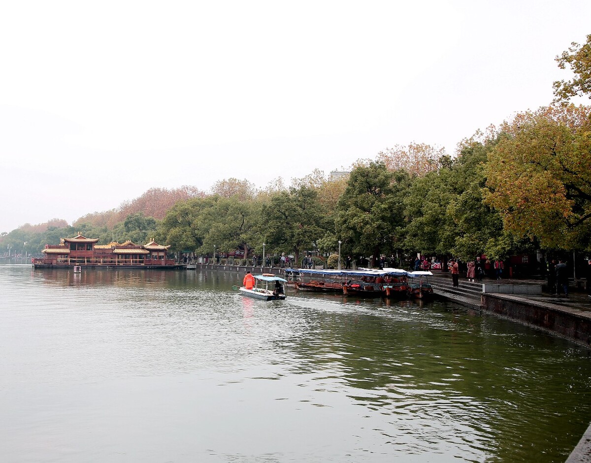 蒙蒙细雨中的杭州西湖早晨