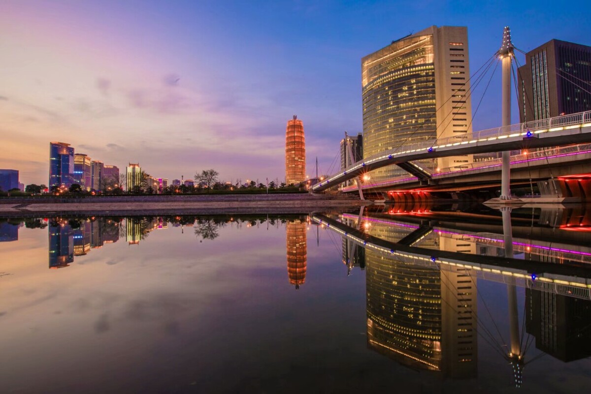 河南省郑州市郑东新区熊儿河畔夜色