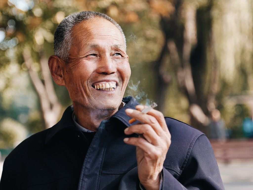 爷爷抽烟时的图片,抽烟图片_大山谷图库