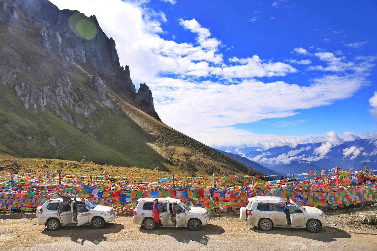 自驾途经德贡公路孔雀山垭口