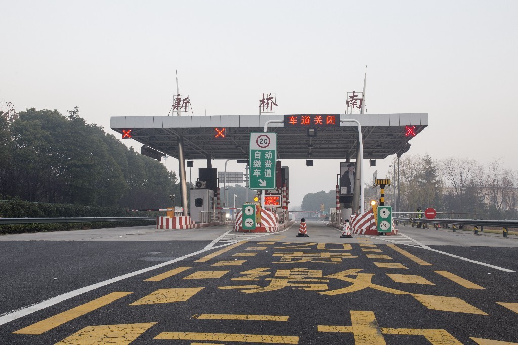 常合高速新桥收费站因大雾封闭