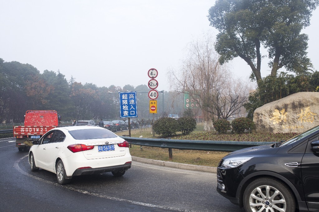 常合高速新桥收费站因大雾封闭,车辆在收费站外整齐排列