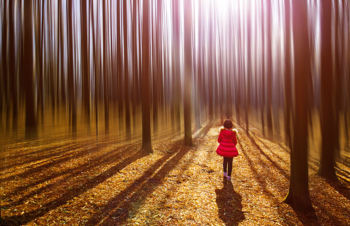 红衣小女孩图片