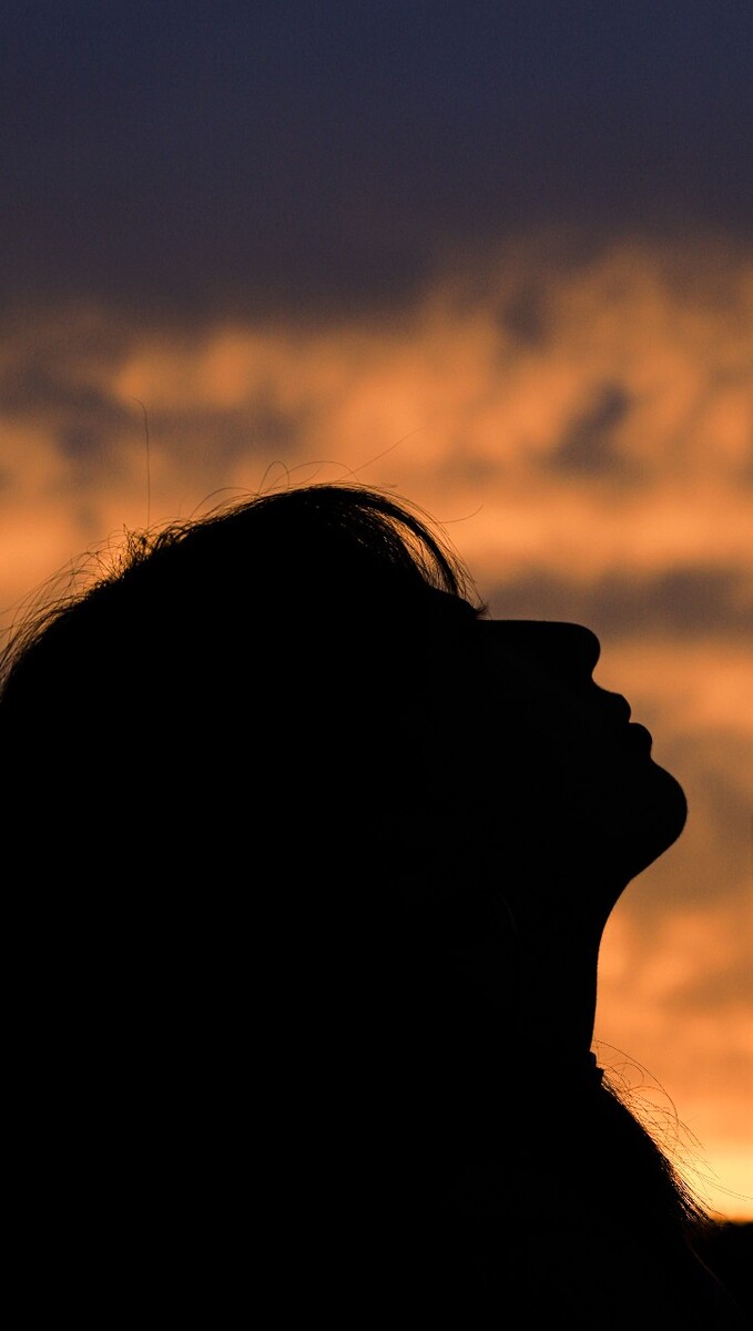 空等一人一人只看向远方