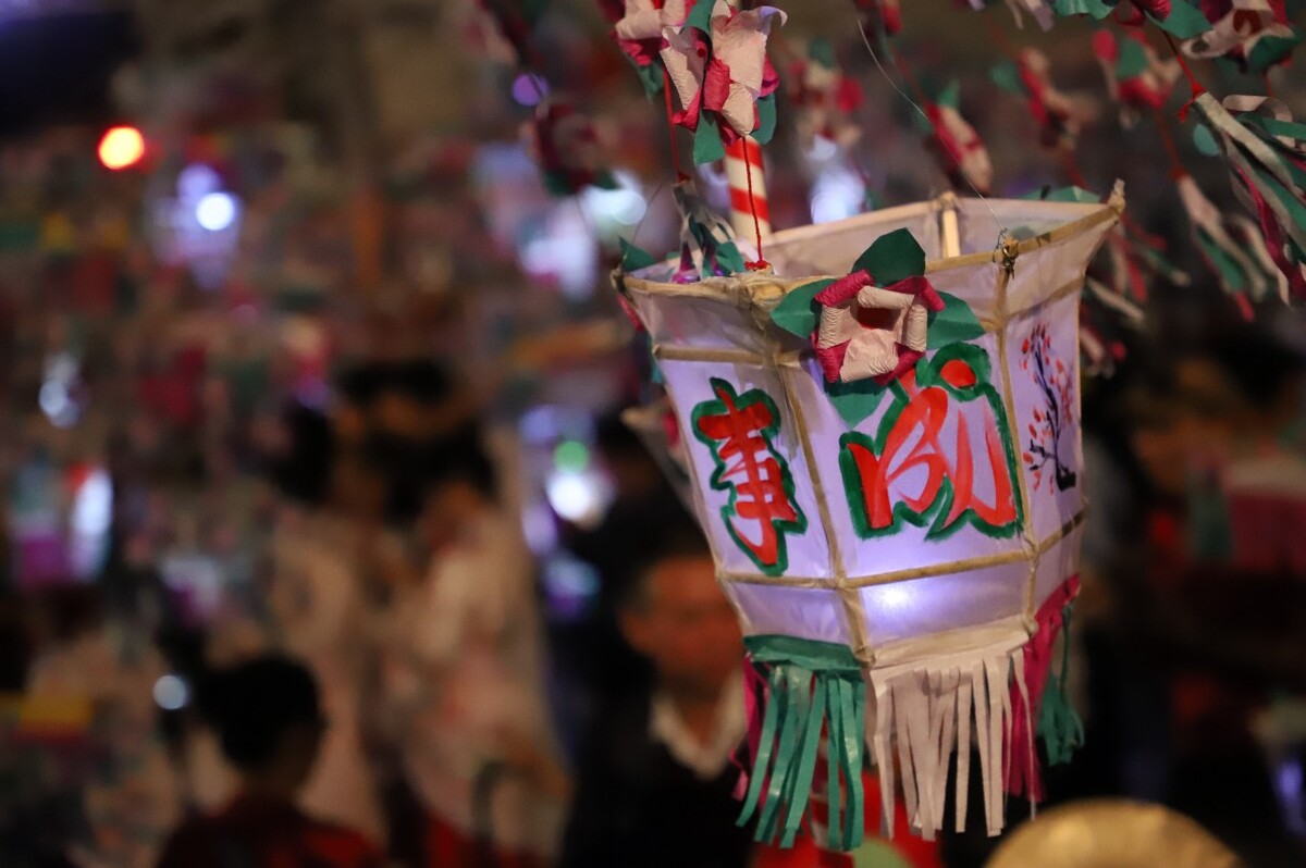 图为白花灯.当地土话叫做"白花贵子",白花代表男丁.