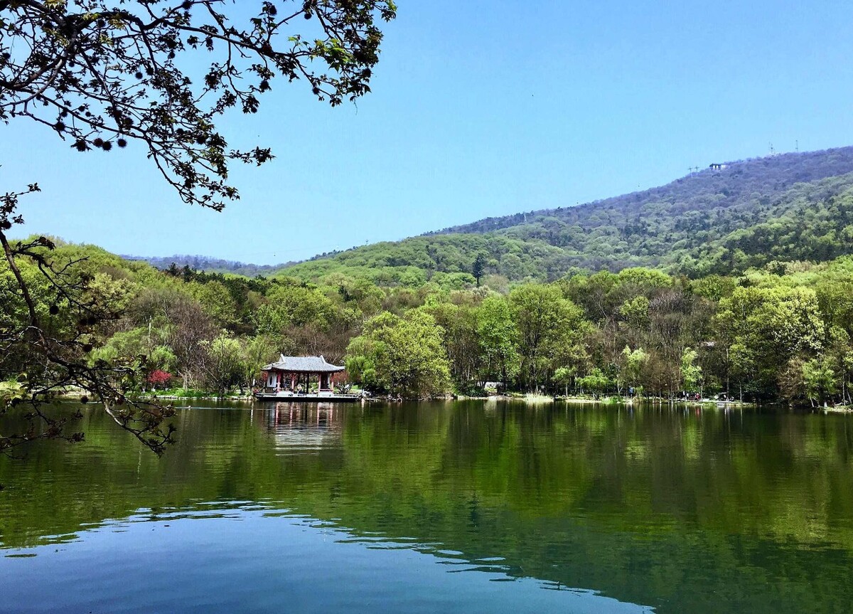 南京东郊的紫霞湖,是蒋介石看中的风水宝地,依山傍水,风景秀丽.